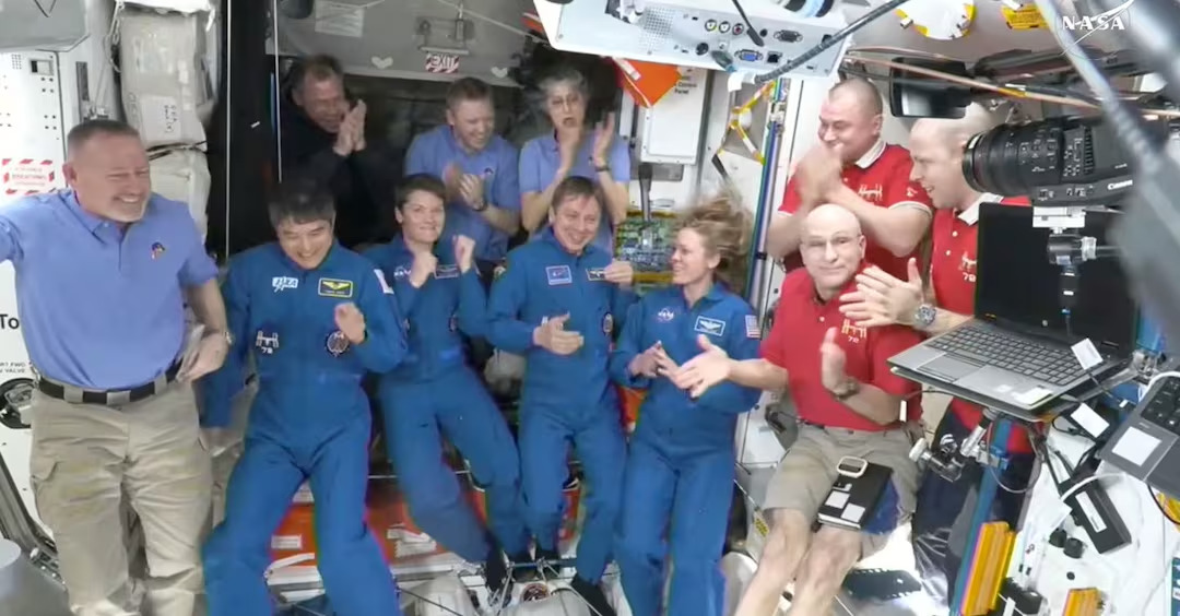 La missione Crew-10 di SpaceX ha raggiunto con successo la ISS, garantendo il ritorno a casa di due astronauti NASA bloccati in orbita da nove mesi.