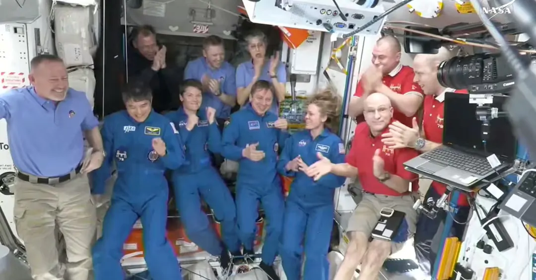 La missione Crew-10 di SpaceX ha raggiunto con successo la ISS, garantendo il ritorno a casa di due astronauti NASA bloccati in orbita da nove mesi.