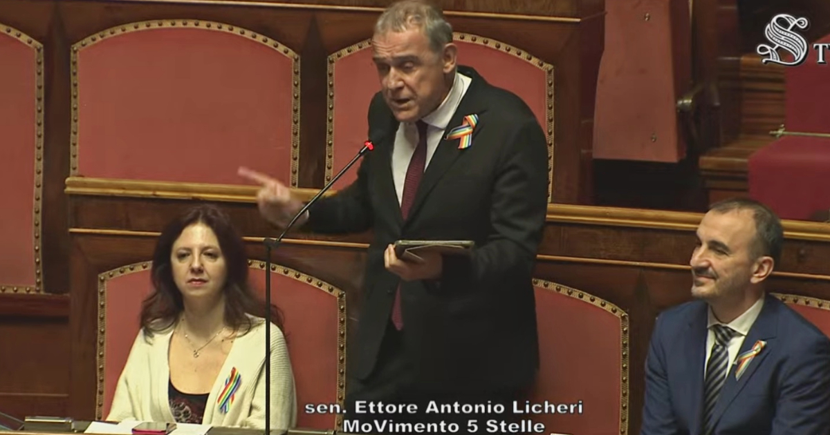 Il senatore pentastellato ironizza sulle dichiarazioni di Lollobrigida e accusa il governo di voler puntare sulla paura per giustificare il piano da 30 miliardi di euro.