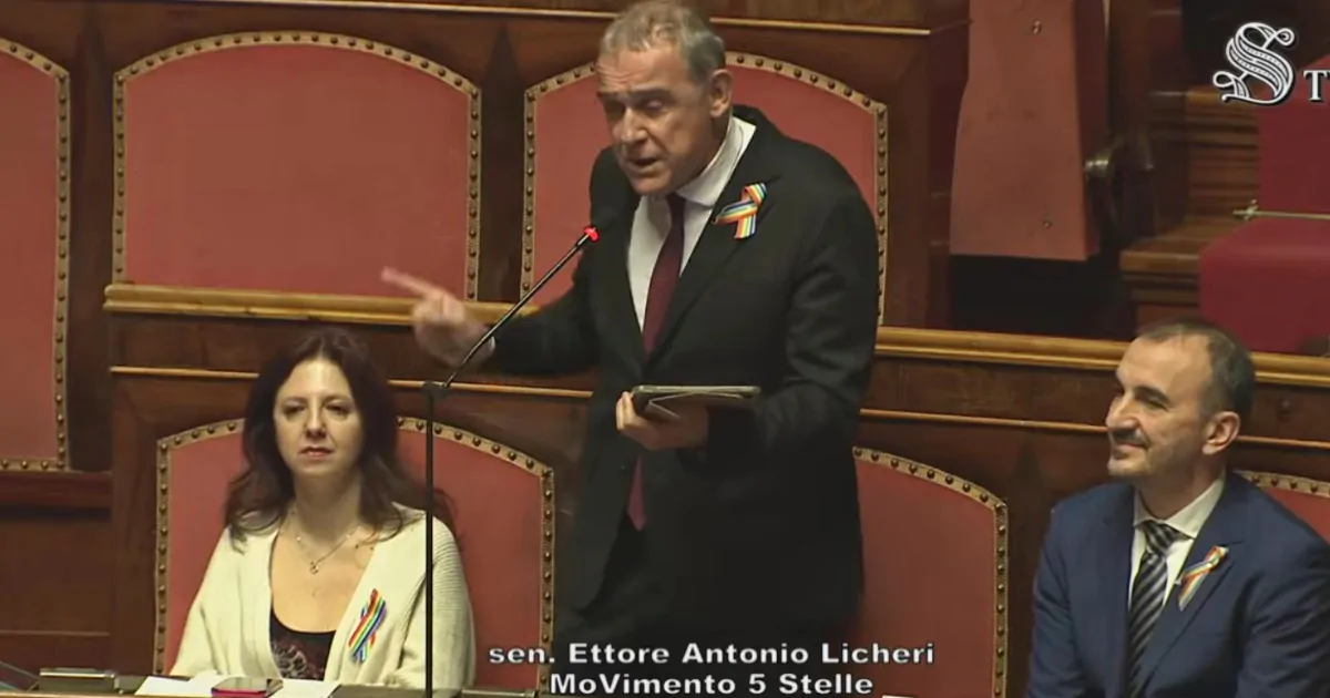 Il senatore pentastellato ironizza sulle dichiarazioni di Lollobrigida e accusa il governo di voler puntare sulla paura per giustificare il piano da 30 miliardi di euro.
