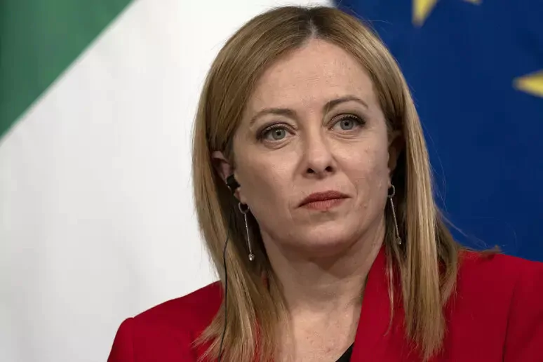 Nel giorno dell’81° anniversario dell’eccidio, il messaggio della premier accende le critiche di Pd e Anpi: “Omette il ruolo dei collaborazionisti italiani”.