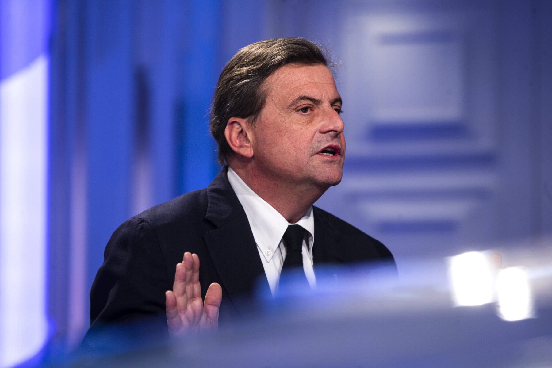 A San Benedetto del Tronto standing ovation per Carlo Calenda: applausi ai suoi attacchi a Salvini e Vannacci, tensione crescente nel centrodestra.