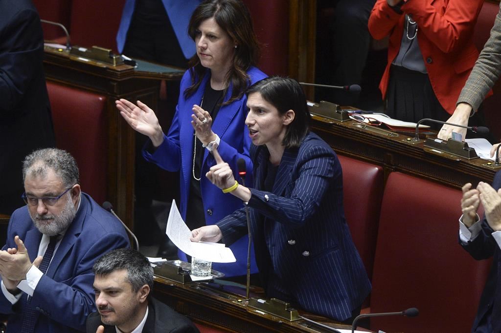 La segretaria del Pd critica duramente il governo durante l’audizione della premier sul Consiglio Ue. Scontro sul riarmo europeo e sulla politica estera italiana.