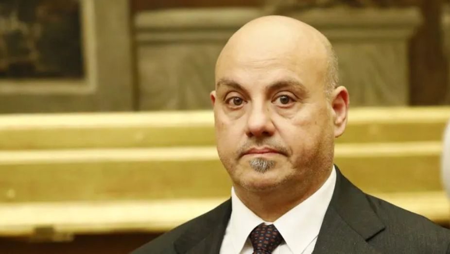 L’ex premier difende il suo gesto, parlando di affetto. Ma le polemiche non si placano e il Partito Democratico appare in difficoltà.