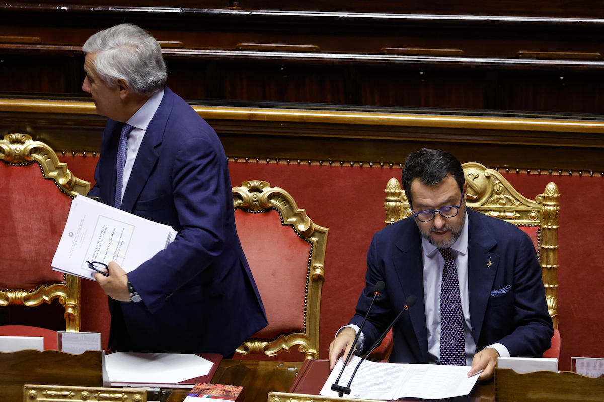 Mentre Bruxelles presenta il piano da 800 miliardi per il riarmo europeo, la Lega e Forza Italia si dividono sul sostegno alla proposta di Ursula Von der Leyen. Salvini attacca, Tajani difende il piano.