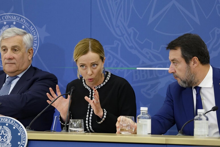 Lega e Forza Italia ai ferri corti dopo le critiche di Durigon. Il centrodestra litiga su politica estera, dazi e rapporti con gli Stati Uniti.