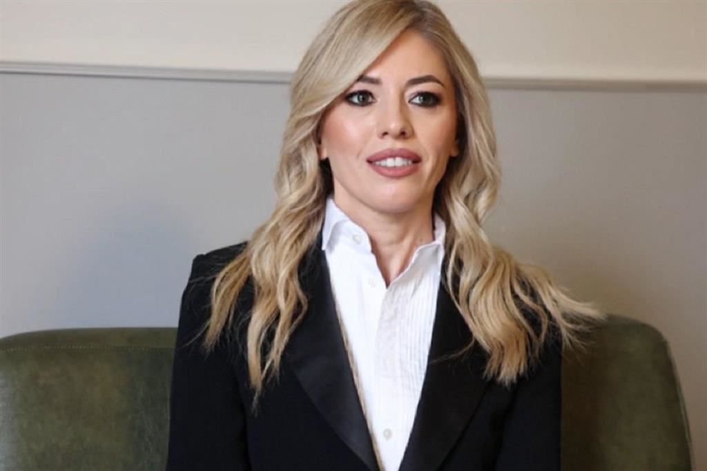 Andrea Gaetano Boccia è stato arrestato per furto aggravato di energia elettrica nella sua attività commerciale a Pompei. La sorella, Maria Rosaria Boccia, è indagata per truffa a Pisa.