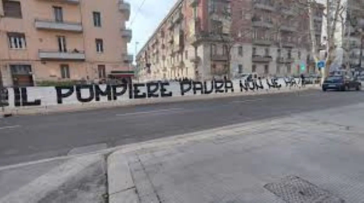 Crollo palazzina, Ultras Bari rendono omaggio ai vigili del fuoco: “Il pompiere paura non ne ha”