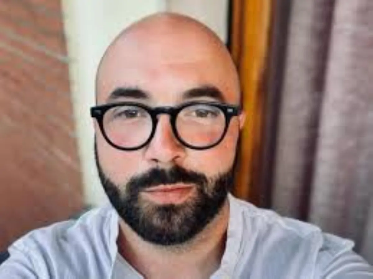 Trova un portafoglio con 500 euro e documenti importanti e lo restitusce al proprietario
