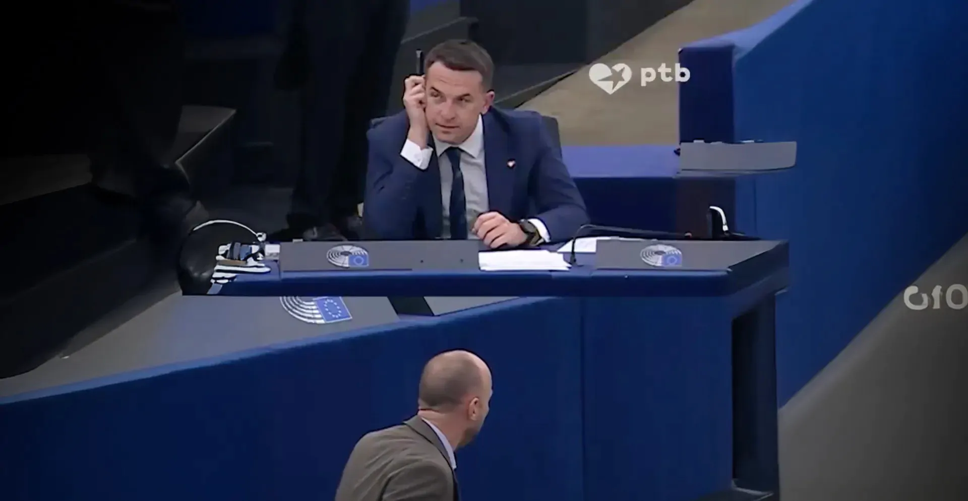 Gaza, scontro in Europarlamento: Botenga attacca il ministro polacco, “Mentre parliamo dei bambini morti a Gaza voi ridete”