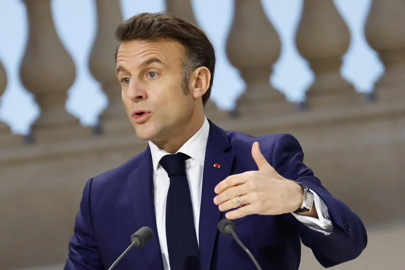 Il presidente francese Emmanuel Macron invita il governo italiano a un maggiore impegno nella difesa dell’Ucraina, sottolineando l’importanza dell’unità europea.