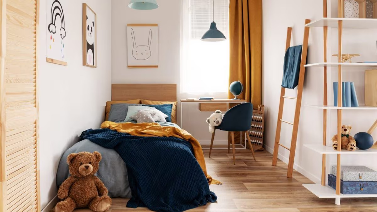 Un bimbo spaventato chiama la babysitter. Sotto al letto scoprono un uomo rannicchiato. È l’ex inquilino, arrestato il giorno dopo dalla polizia.