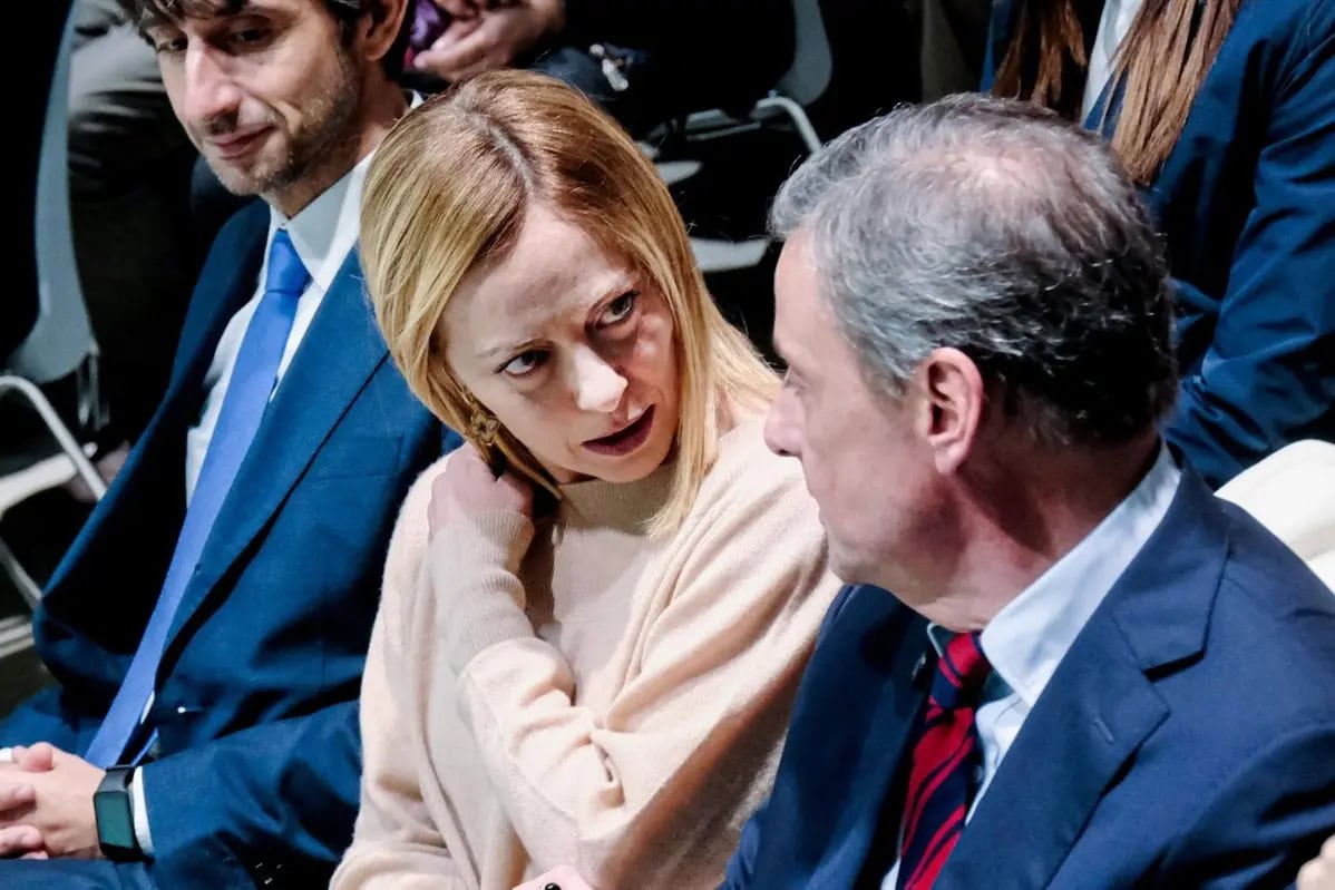 Scontro a distanza tra Elly Schlein e Carlo Calenda dopo l’apertura del leader di Azione al centrodestra e il confronto con Meloni.