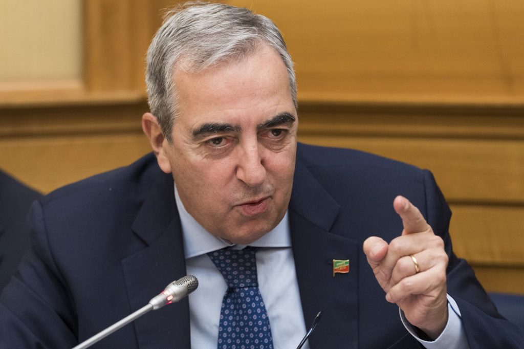 Durante la puntata di 4 di Sera del 14 marzo, duro confronto tra Maurizio Gasparri e Gilda Sportiello su Ucraina, diplomazia e il ruolo di Trump e Putin nei negoziati.