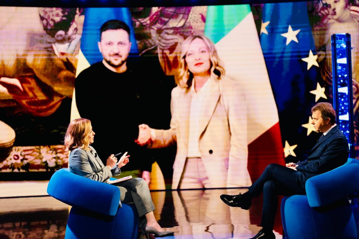 Duro attacco del Movimento 5 Stelle alla Rai per l'intervista a Giorgia Meloni a "XXI Secolo". Il conduttore Francesco Giorgino risponde con ironia alle critiche.