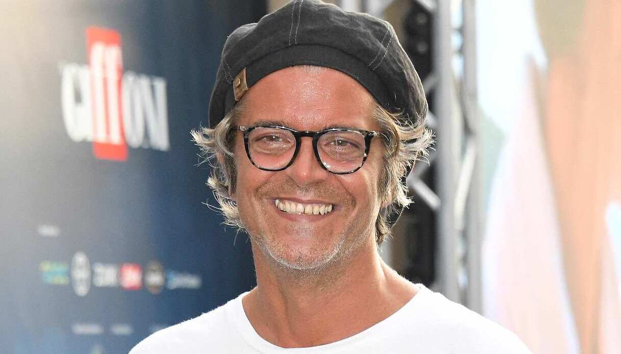 Durante il concerto a Milano, il cantautore ha raccontato la malattia che lo ha costretto a rinviare il tour e l'importanza della diagnosi precoce.