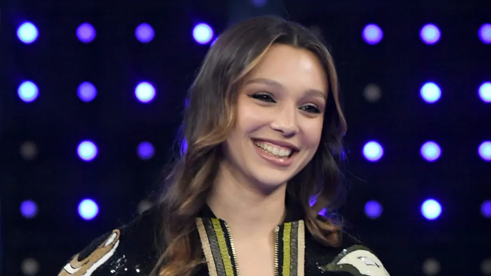 Ospite a Verissimo, la vincitrice di Amici e Big di Sanremo 2025, Sarah Toscano, chiarisce le voci sul presunto flirt con Fedez e parla della sua passione per il tennis.