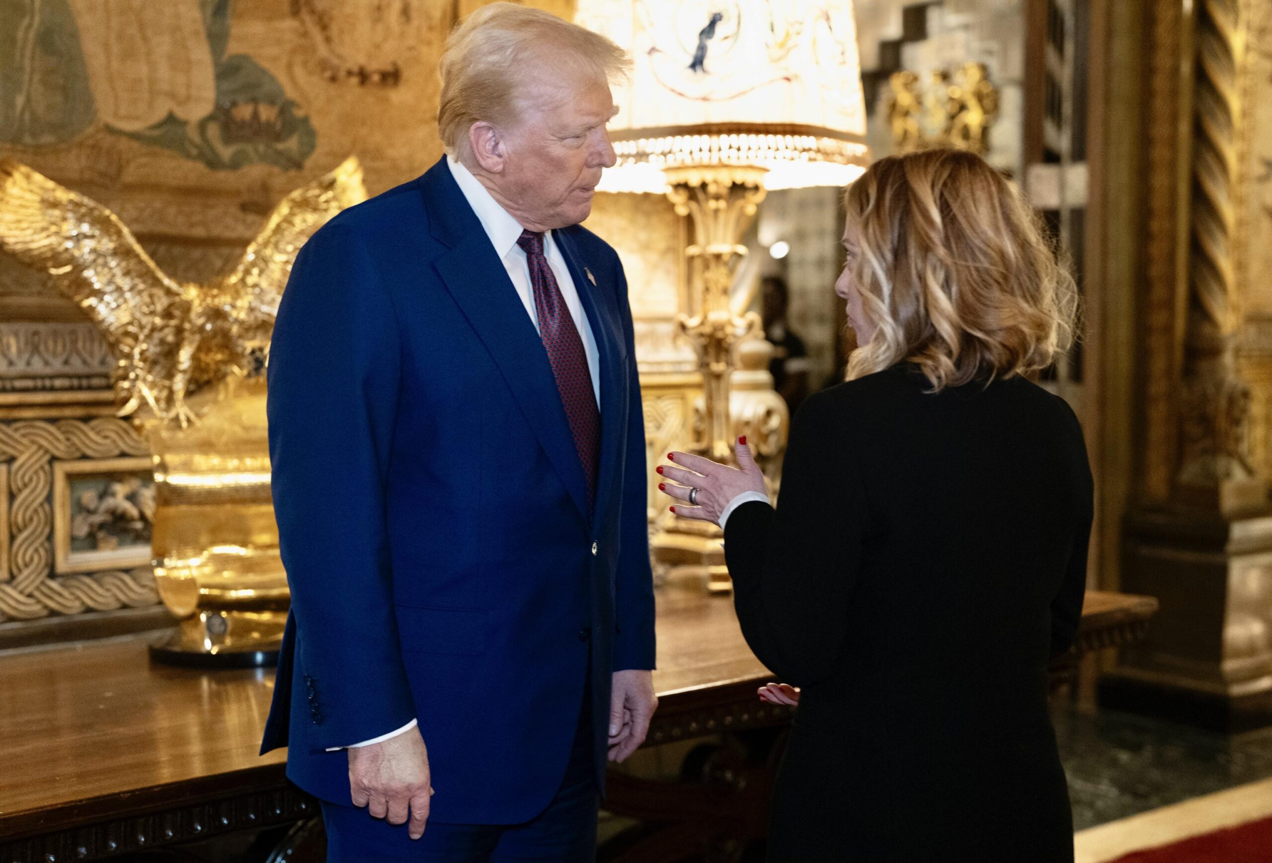 Giorgia Meloni in contatto con Trump e Zelensky: obiettivo evitare la frattura tra Europa e USA Dopo il clamoroso scontro alla Casa Bianca tra Donald Trump e Volodymyr Zelensky, la premier italiana Giorgia Meloni si inserisce nel tentativo di ricucire le tensioni tra Washington e Kiev, cercando al contempo di salvare l’asse Europa-USA. La telefonata con Trump e l’incontro con Zelensky Nelle ultime ore Meloni ha avuto un colloquio telefonico con Trump, poco prima di partire per Londra, dove è attesa per un vertice sulla difesa con i leader europei. Domani incontrerà di persona Zelensky, in quello che si preannuncia come un confronto cruciale per capire il futuro del sostegno occidentale all’Ucraina. L’Italia, infatti, sta cercando di posizionarsi come ponte tra l’Europa e gli Stati Uniti, sfruttando la vicinanza della premier al mondo conservatore americano e alla figura di Trump. Tuttavia, l’obiettivo più urgente per Meloni è quello di evitare il collasso del sostegno militare all’Ucraina, visto che la Casa Bianca sta valutando di interrompere ogni aiuto a Kiev dopo l’infuocato scontro tra i due leader. La proposta di Meloni: vertice Europa-USA per evitare la divisione dell’Occidente Subito dopo la lite tra Trump e Zelensky, Meloni ha lanciato un appello per un vertice urgente tra Europa e Stati Uniti, sottolineando che una divisione interna all’Occidente non farebbe altro che rafforzare i nemici della democrazia, in primis la Russia. "Ogni divisione dell’Occidente ci rende tutti più deboli e favorisce chi vorrebbe vedere il declino della nostra civiltà. Non converrebbe a nessuno", ha dichiarato la premier. La strategia della premier italiana è chiara: ricompattare l’alleanza transatlantica per evitare un isolamento dell’Ucraina che, senza il sostegno americano, rischierebbe un crollo irreversibile nella guerra contro Mosca. Due appuntamenti chiave: Londra e Bruxelles Nel weekend, Meloni sarà a Londra insieme ai principali leader europei per discutere di difesa e sicurezza, e la presenza di Zelensky potrebbe diventare l’occasione per mediare tra lui e l’amministrazione americana. Poi, giovedì, la premier parteciperà al Consiglio europeo straordinario di Bruxelles, un altro appuntamento cruciale per delineare la posizione dell’UE sulla guerra in Ucraina e sulle relazioni con gli USA. Il dilemma di Meloni: l’equilibrio tra USA, Europa e Ucraina Nonostante la sua vicinanza ideologica a Trump, Meloni deve ora trovare un equilibrio tra il sostegno all’Ucraina, la lealtà all’alleanza atlantica e il tentativo di mantenere aperto un canale con il nuovo corso della Casa Bianca. Se davvero Trump dovesse tagliare i fondi all’Ucraina, l’Europa dovrà decidere se e come colmare il vuoto lasciato dagli Stati Uniti, un’eventualità che richiederebbe un enorme sforzo finanziario e politico. L’Italia si troverà dunque a giocare un ruolo delicato e complesso nelle prossime settimane, tra tentativi di mediazione e scelte strategiche che potrebbero ridefinire l’intera politica estera europea nei confronti della guerra in Ucraina.