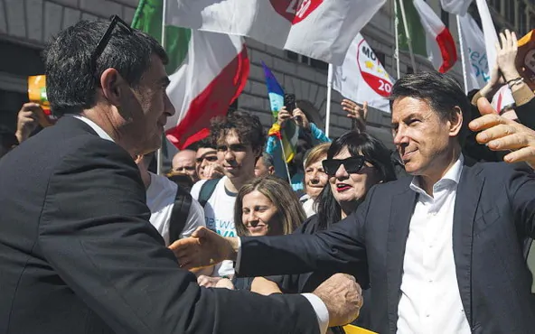 La manifestazione ai Fori Imperiali segna il sorpasso simbolico di Conte su Schlein. Malumori nel Pd, tra accuse di resa e dissenso sulla linea pacifista.