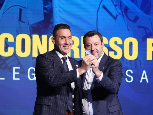 Al congresso di Firenze il generale riceve la tessera da Salvini: “Con noi per incidere, non per urlare dagli spalti”