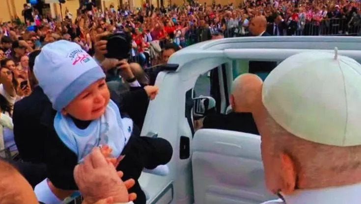 Il gesto di Papa Francesco verso il piccolo Mark di Terlizzi diventa simbolo di speranza per una comunità riunita nel dolore e nella preghiera.