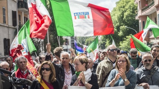 Tensioni a Porta San Paolo, cori contro la Brigata Ebraica e bandiere di Hamas. A Milano insulti contro il Pd. A Bergamo sette agenti feriti. La Russa: "Gravissimi episodi".