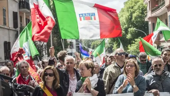 Tensioni a Porta San Paolo, cori contro la Brigata Ebraica e bandiere di Hamas. A Milano insulti contro il Pd. A Bergamo sette agenti feriti. La Russa: "Gravissimi episodi".