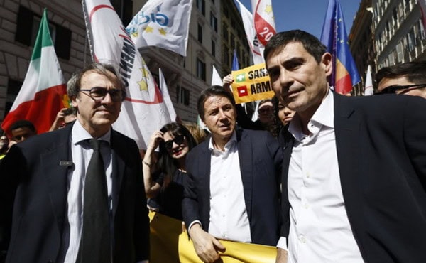 Alla manifestazione promossa dal M5S contro il piano europeo di riarmo, presenti anche esponenti di AVS. Fratoianni contestato per la sua auto elettrica.