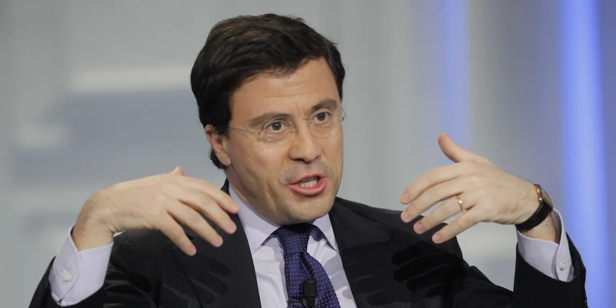 A L’aria che tira su La7, scontro tra Italo Bocchino e gli ospiti in studio su Giorgia Meloni, Macron e l’ossessione mediatica per la destra.
