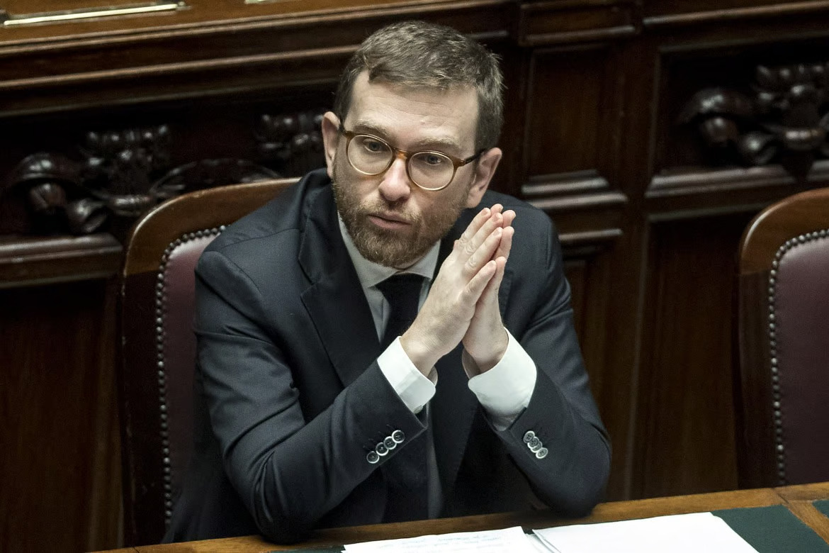 Alla vigilia dell’incontro con l’ex presidente USA, il responsabile Esteri del Pd solleva dubbi sulla legittimità e sull’efficacia della missione. E accusa: “Nessuna garanzia per l’interesse nazionale”