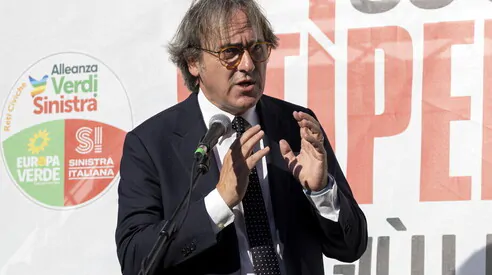 Botta e risposta acceso nello studio di La7: Bonelli interrotto da Loy, poi replica a Borghi. Momenti di alta tensione in diretta.