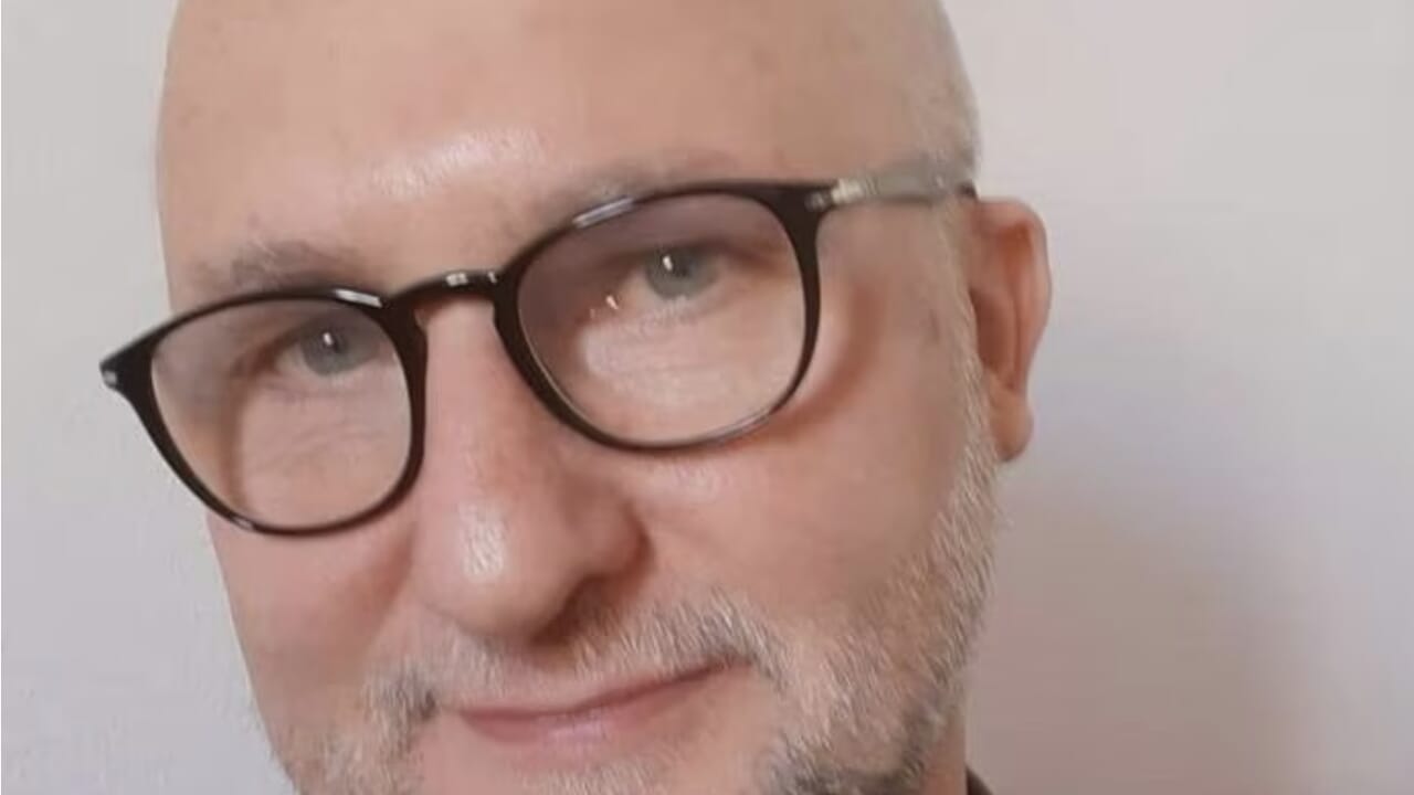 Il dirigente del ministero della Giustizia in Emilia-Romagna e Marche finisce al centro delle polemiche per contenuti pubblicati sul suo canale Telegram dopo la morte del Papa.