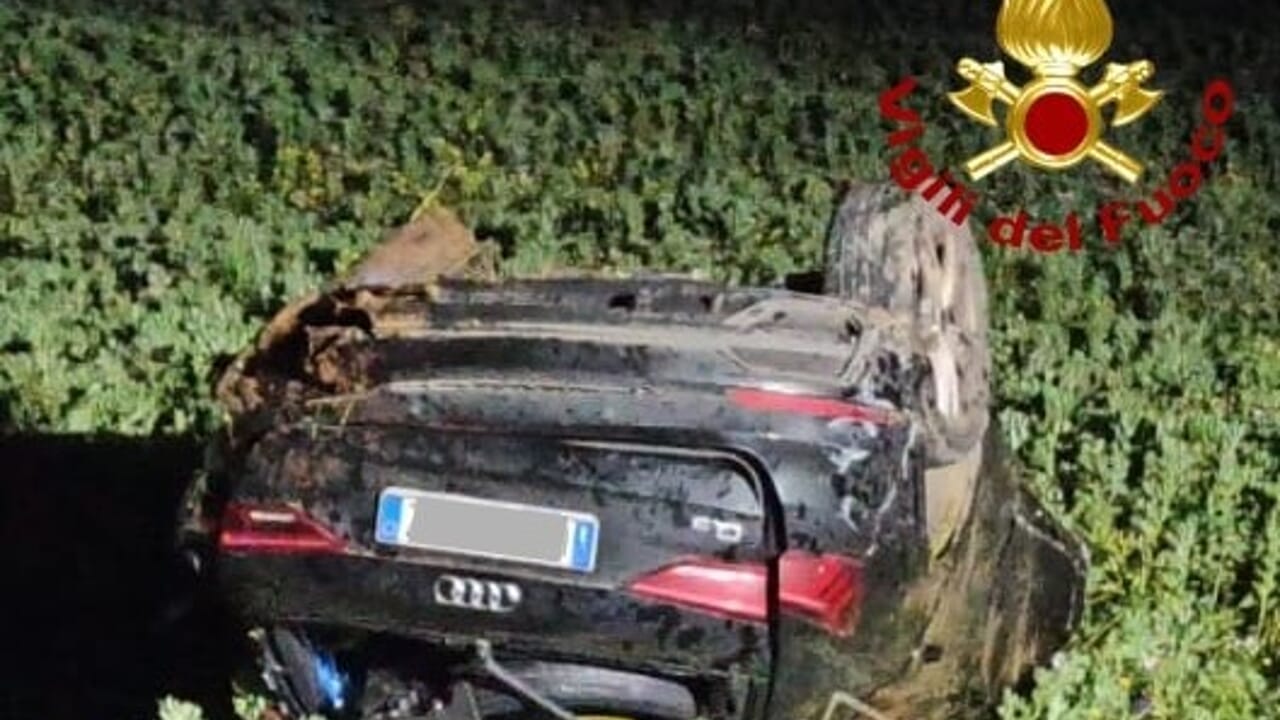 Incidente mortale nella notte tra il 18 e il 19 aprile nel Barese: un'auto si ribalta, perde la vita un giovane conducente.