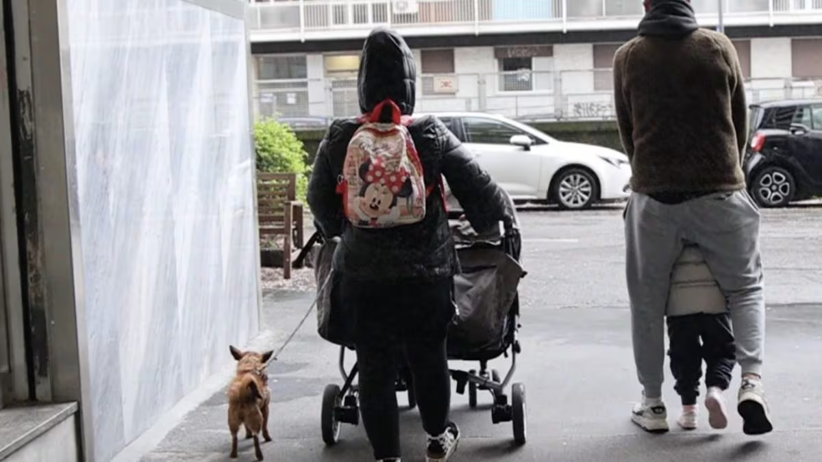 Erika, Omar e le loro tre figlie, di cui la più piccola ha solo sette mesi, si ritrovano senza un tetto dopo uno sfratto. Il lavoro perso, la malattia di una figlia e l’impossibilità di trovare un affitto li hanno spinti sull’orlo della disperazione.