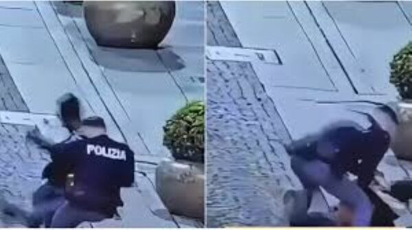 In una città italiana, un uomo di origini africane dà in escandescenze davanti a una volante della polizia. L’intervento rapido degli agenti evita il peggio.