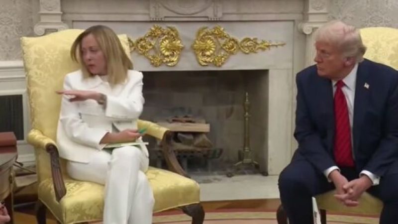 Durante l’incontro alla Casa Bianca, la presidente del Consiglio Giorgia Meloni ha preso la parola in inglese, interrompendo l’interprete e rispondendo direttamente a Donald Trump.