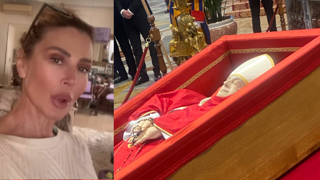La showgirl si è recata nella basilica di San Pietro per l’ultimo saluto al Pontefice e ha condiviso uno scatto su Instagram: è subito polemica.