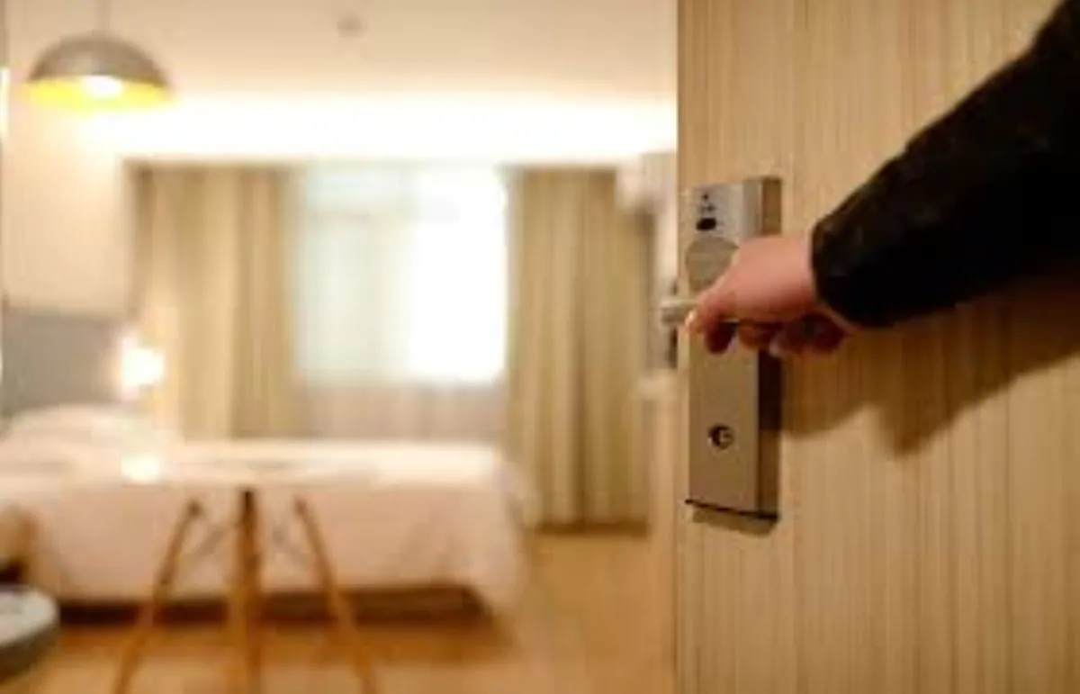 Dipendente dell’albergo, si intrufolava di notte nelle camere dell’hotel e leccava i piedi delle clienti, condannato a 10 anni
