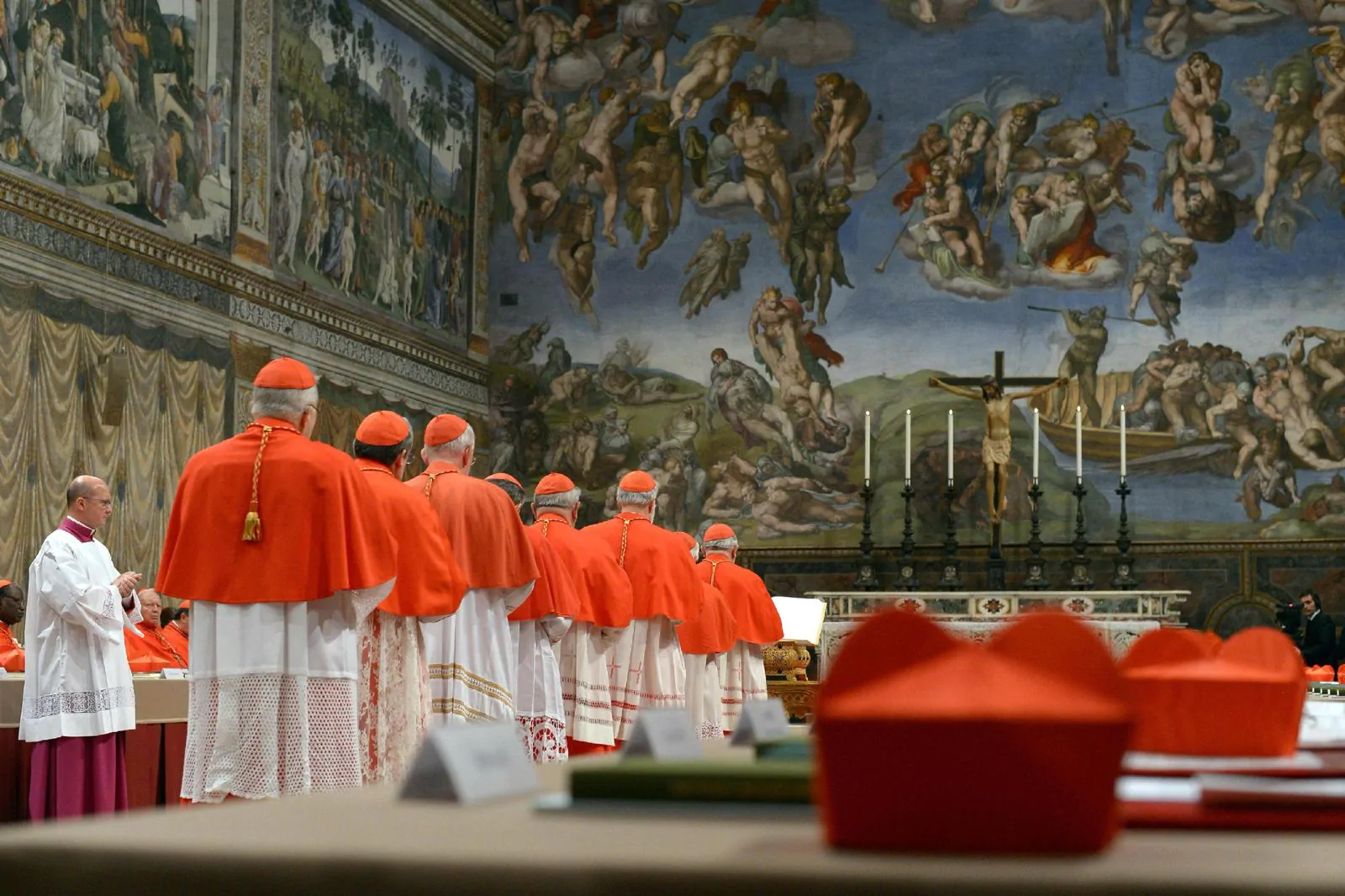 Con 135 cardinali aventi diritto al voto, il Conclave si apre tra difficoltà logistiche e un nodo normativo: la Costituzione apostolica impone un tetto di 120 elettori.