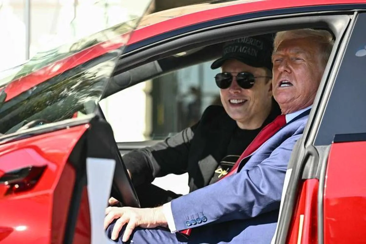 Il patron di Tesla pubblica un video di Friedman contro le barriere commerciali. Navarro attacca: “Non costruisce nulla, assembla soltanto”.