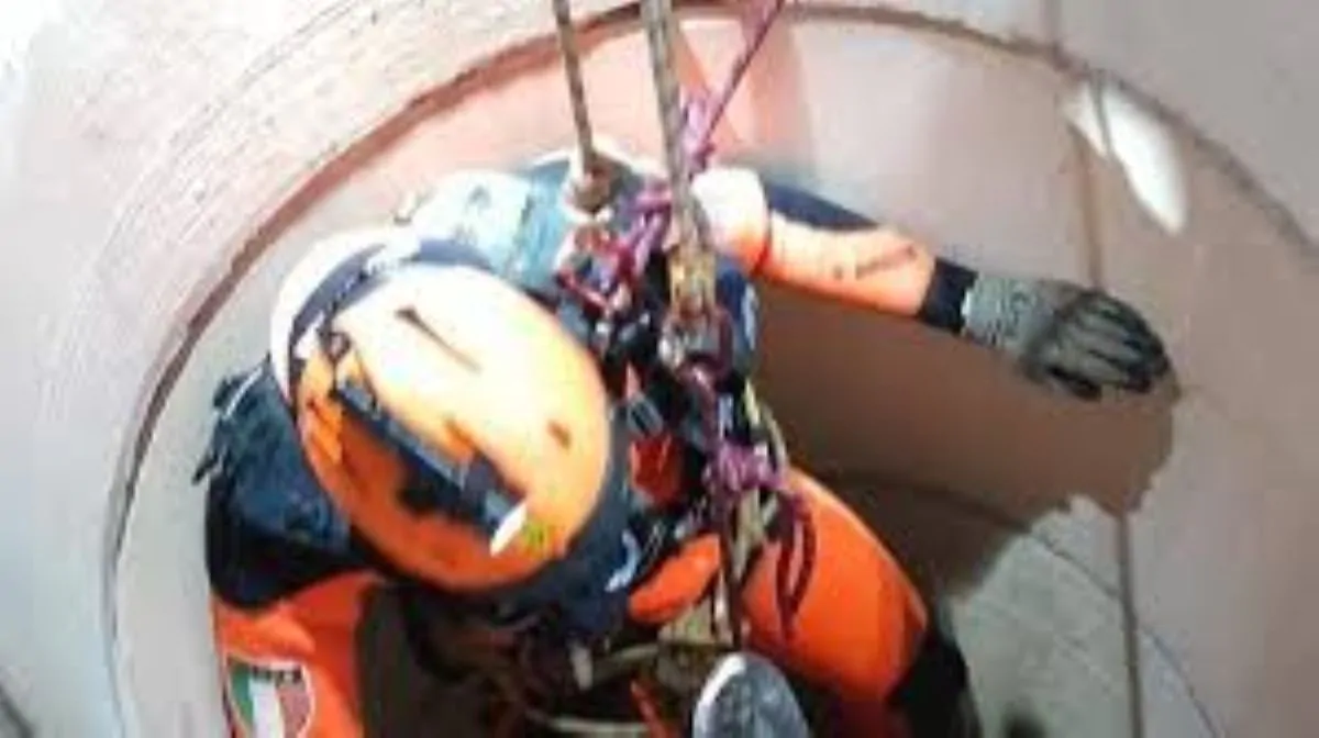 Bambino di 6 anni gioca nel cortile di casa della nonna e precipita in una cisterna, i vigili del fuoco lo salvano