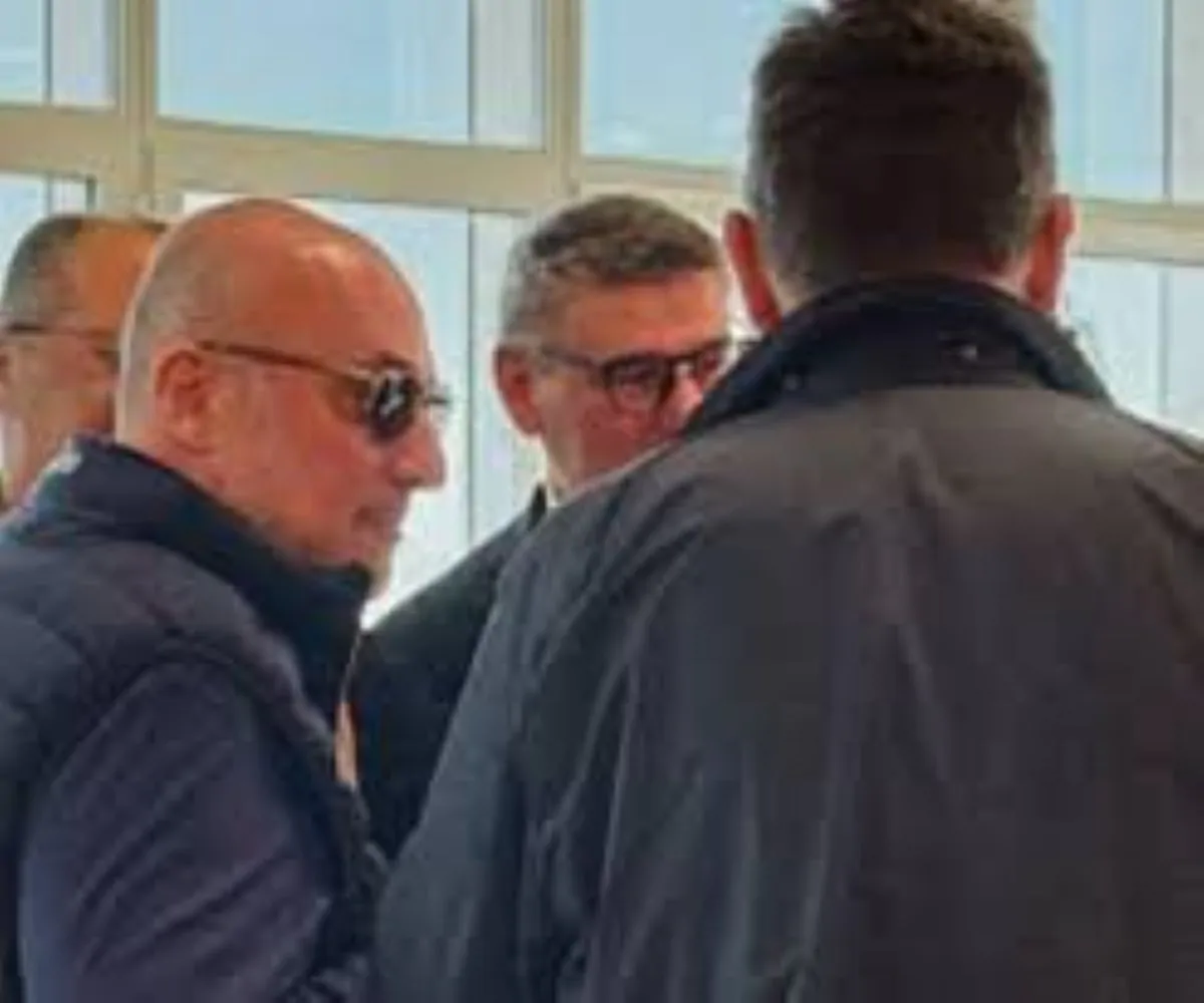 Tensione a Bari, Caracciolo si presenta all’aeroporto dopo il caso della laurea falsa della moglie: gelo tra i politici presenti