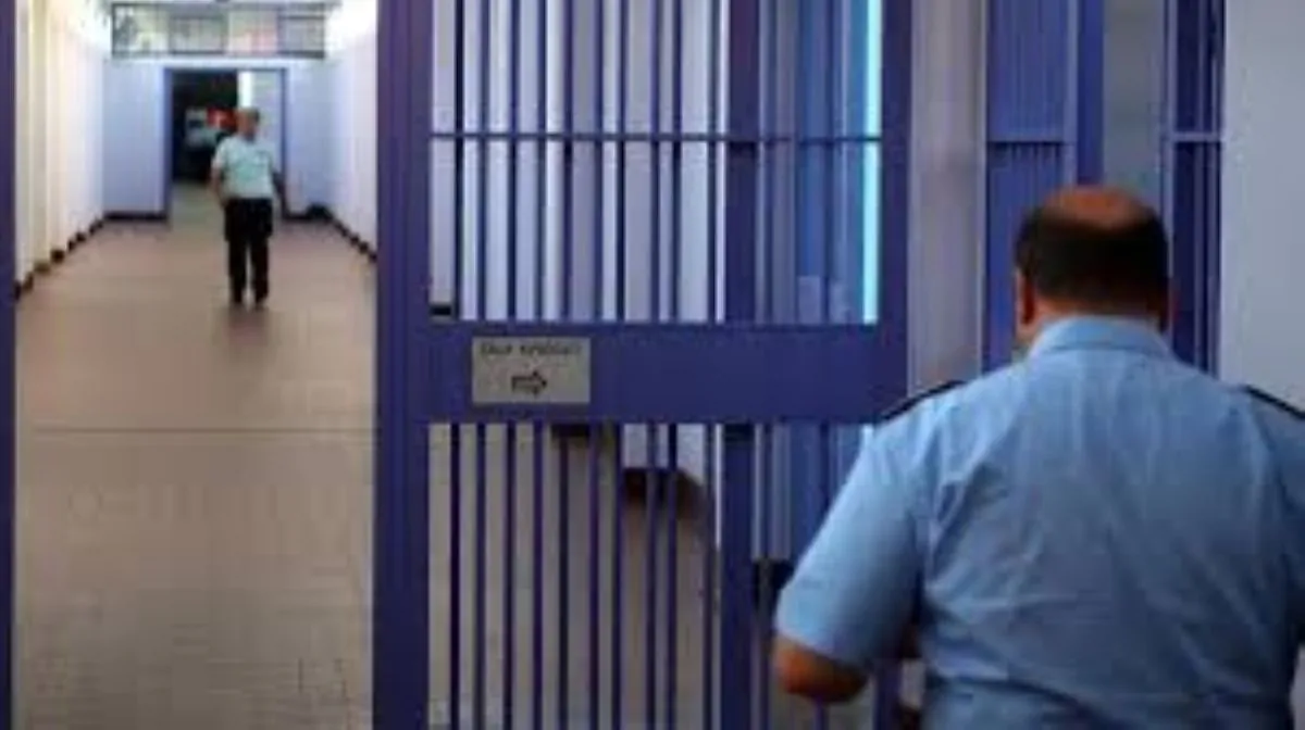 Il fratellastro di Antonio Cassano, in carcere tenta di strangolare un agente durante il turno: 15 giorni di prognosi