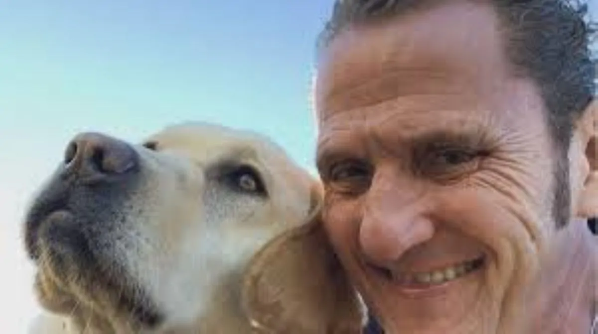 Cane maltrattato in pieno centro, interviene l’attore Enzo Salvi: “Non smetterò mai di intervenire per difendere chi non può farlo da solo”