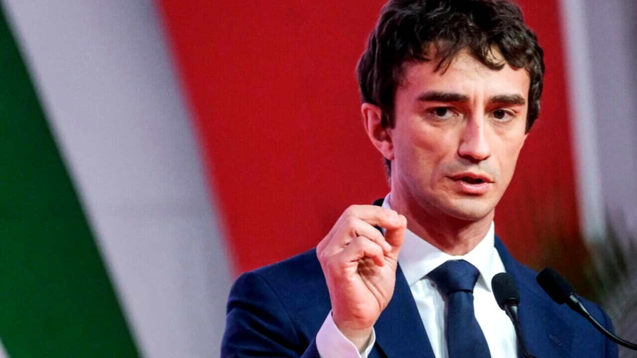 Accuse e repliche infiammano il dibattito sul trasferimento in Albania: migranti ammanettati, la sinistra attacca, la maggioranza risponde con ironia e fermezza.
