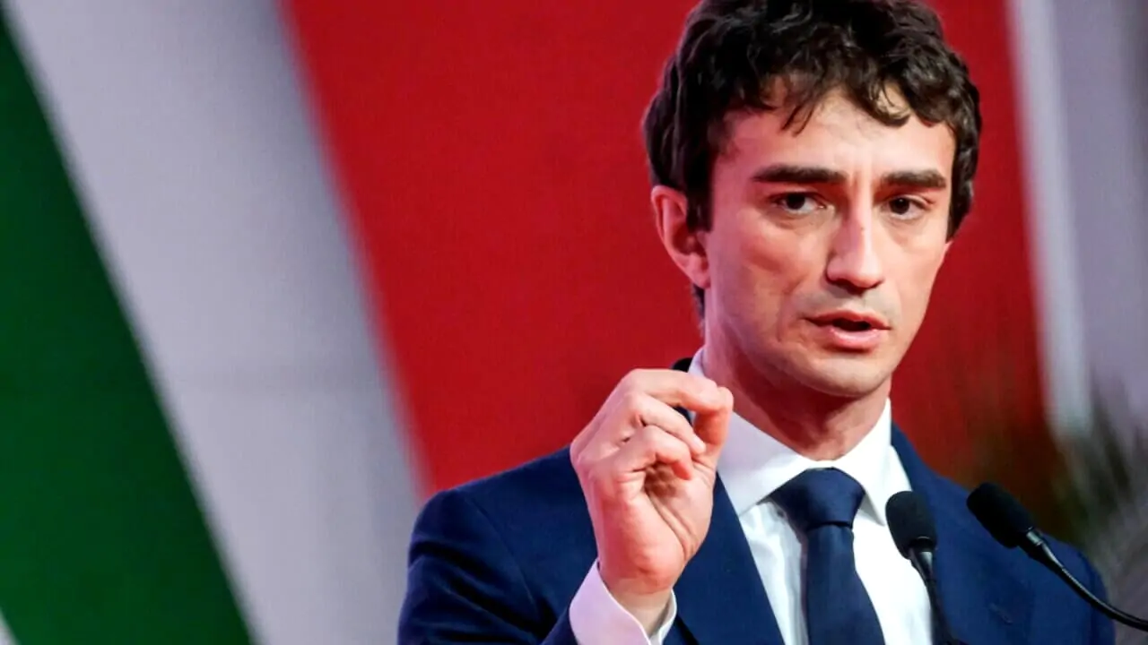 Accuse e repliche infiammano il dibattito sul trasferimento in Albania: migranti ammanettati, la sinistra attacca, la maggioranza risponde con ironia e fermezza.