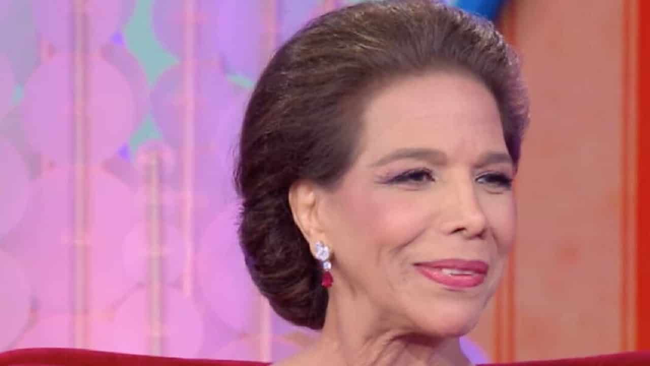 Marisela Federici racconta il rapporto complesso con Papa Francesco, sottolineando il suo distacco dall’aristocrazia e l’importanza del folklore nella tradizione della Chiesa.