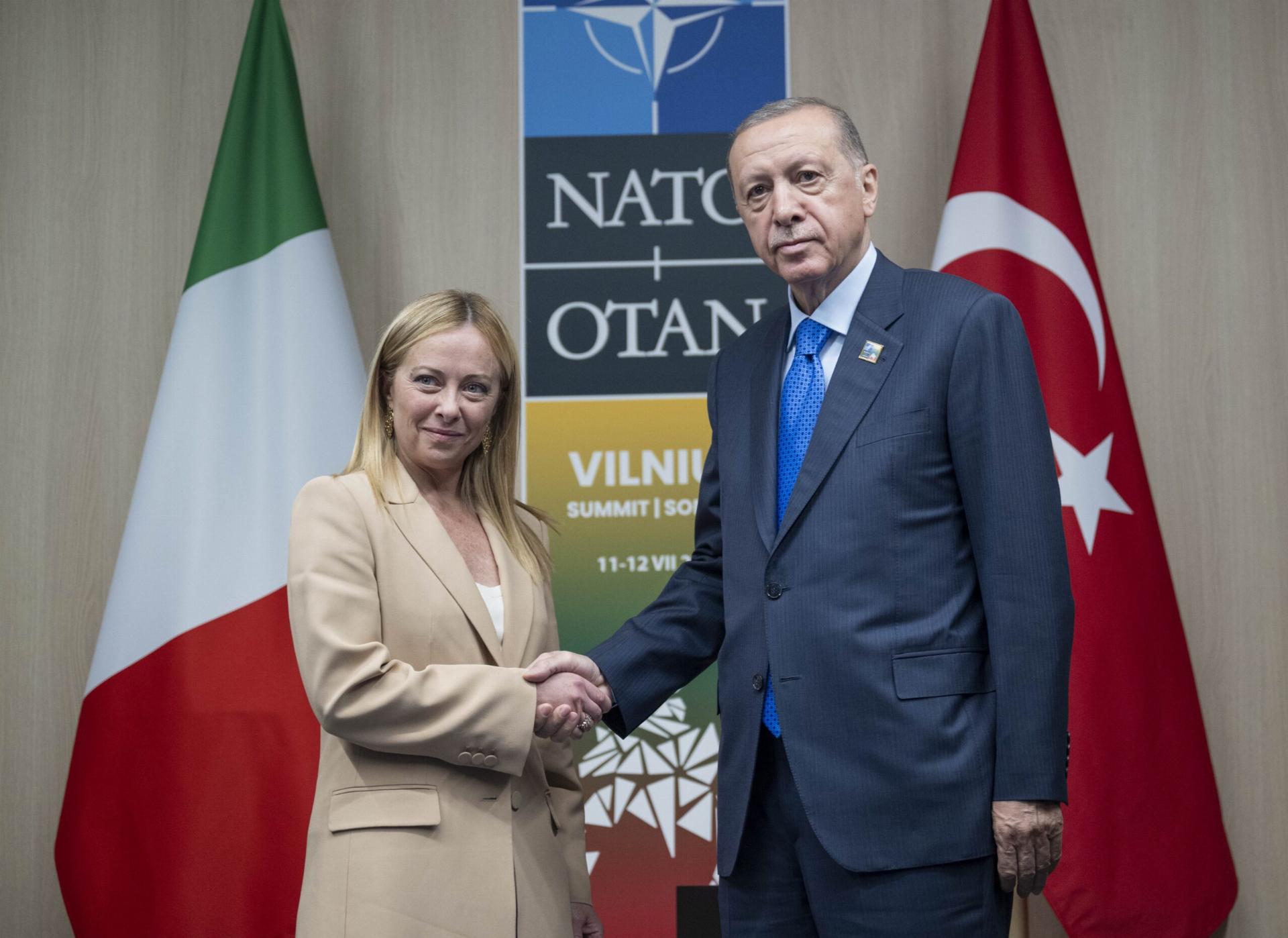 Vertice Italia-Turchia: la premier elogia Erdogan per la gestione migratoria. Annunciato l’azzeramento delle partenze dalle coste turche. In agenda anche Ucraina ed economia.