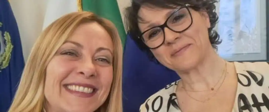 A Palazzo Chigi l’abbraccio tra la premier e la mamma della 15enne suicida nel Materano. Un impegno comune per combattere il disagio giovanile.