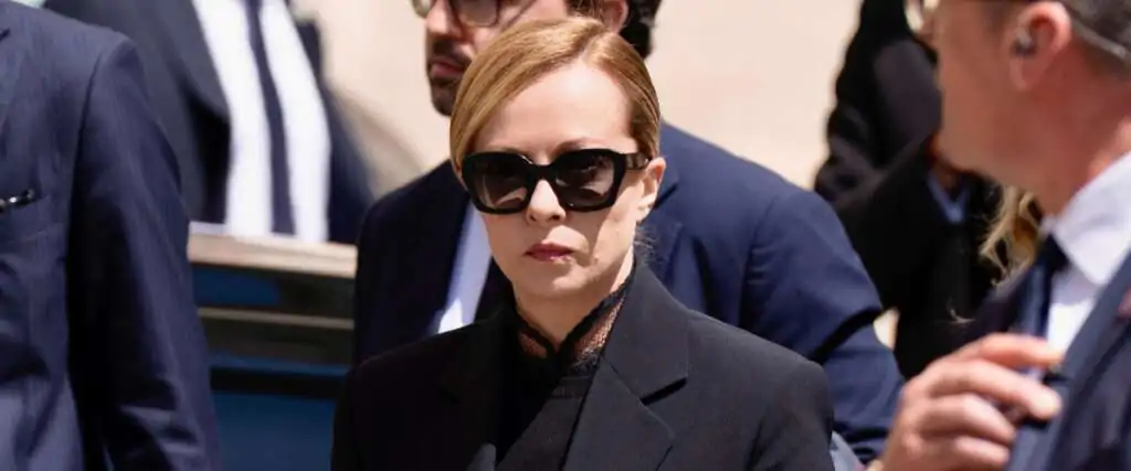 Secondo lo storico Cosimo Ceccuti, la premier Giorgia Meloni si è distinta per correttezza e sobrietà durante i funerali di Papa Francesco a Roma.